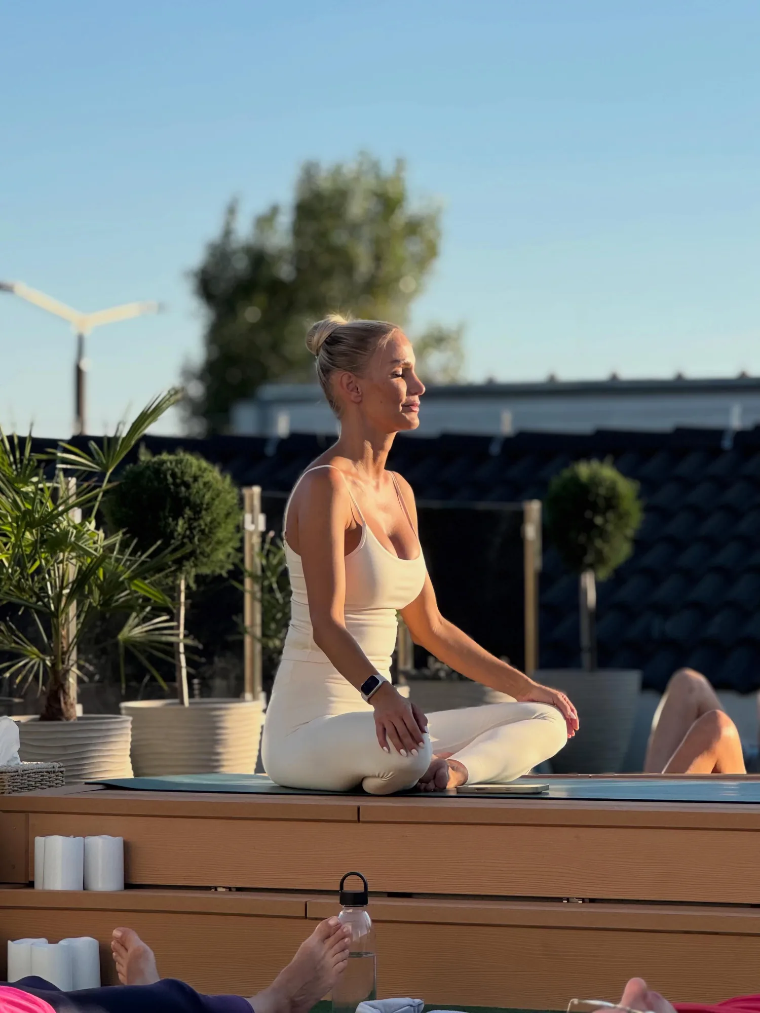 Évi, a yogamood studio alapítója és jógaoktatója meditációs ülésben