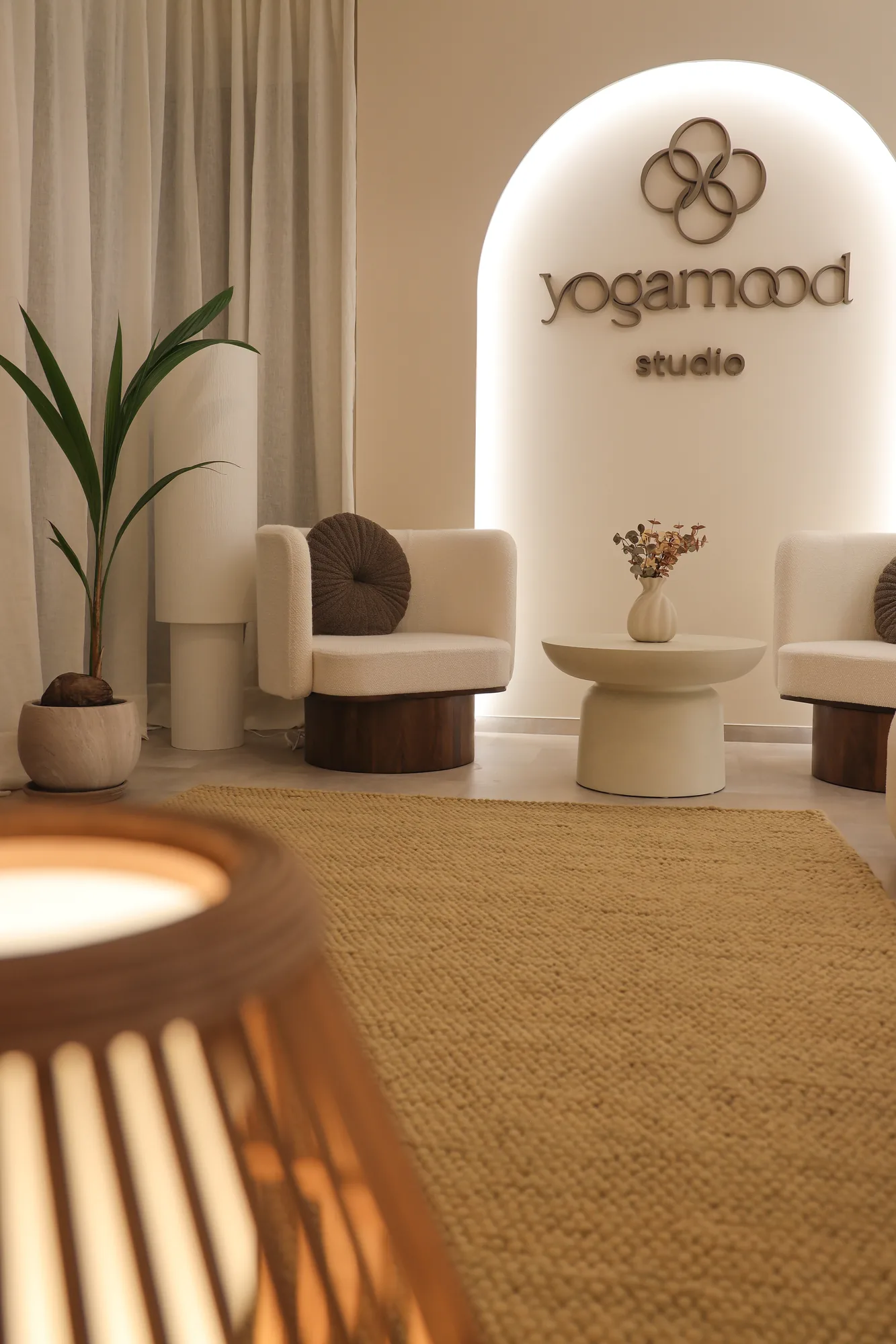 A yogamood studio recepciója a világító boltíves logófallal